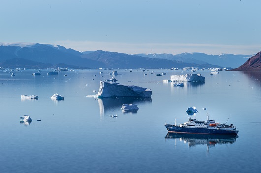 Das Schiff Plancius vor schwimmenden Eisschollen Antarktis
