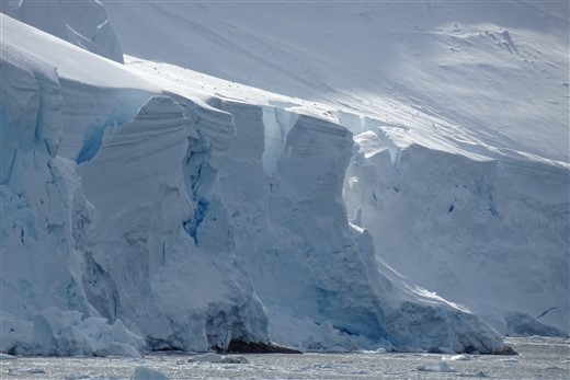 Schneebedeckte Berge und Eisberge