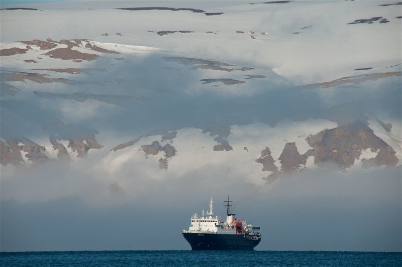 Ortelius vor schneebedeckten Bergen Antarktis