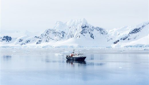 Ortelius vor schneebedeckten Bergen Antarktis
