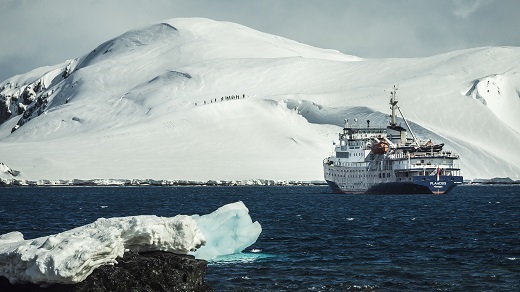 Das Schiffe Plancius vor schneebedeckten Bergen Antarktis