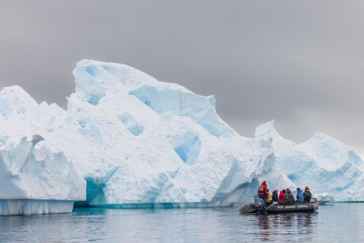 Zodiac vor Eisberg Antarktis