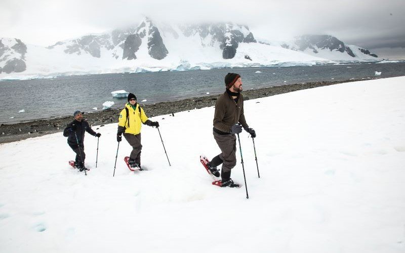 Reisende starten zur Schneeschuhwanderung während der Antarktis Reise