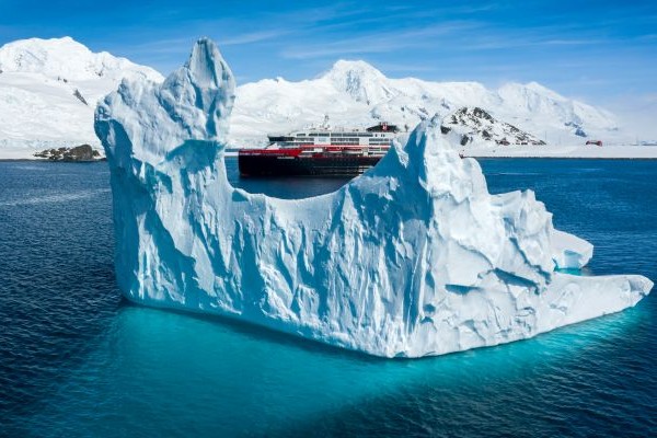 Roald Amundsen hinter Eisberg in der Antarktis