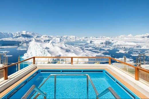 Schiffspool vor schneebedeckten Bergen Antarktis