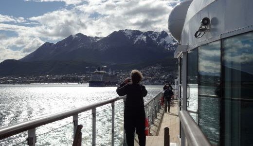 Blick vom Antarktis Schiff aus auf Ushuaia mit seiner Bergkette.