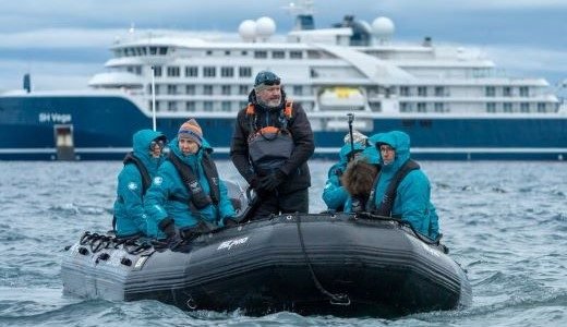 Zodiacfahrt vom Schiff an Land während einer Antarktis Reise