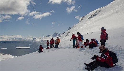 Schneeschuhwandern auf schneebedeckten Bergen