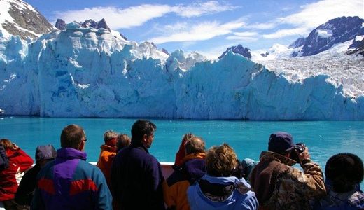Schneebedeckte Berge und Eisberge Antarktis