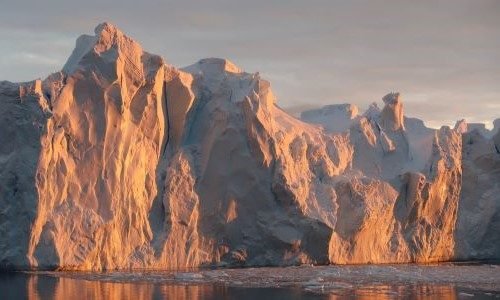Abendsonnenlicht auf einem riesigen Eisberg