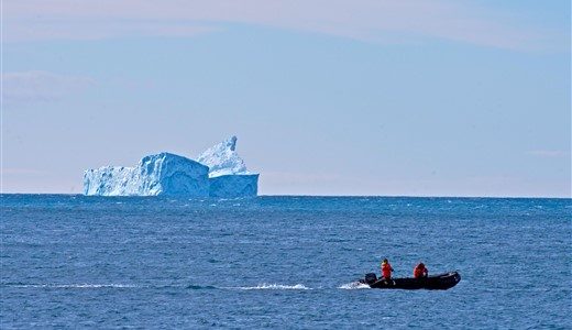 Zodiacfahrt zu einem Eisberg Antarktis