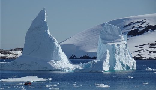 Eisschollen und schneebedeckte Berge Antarktis