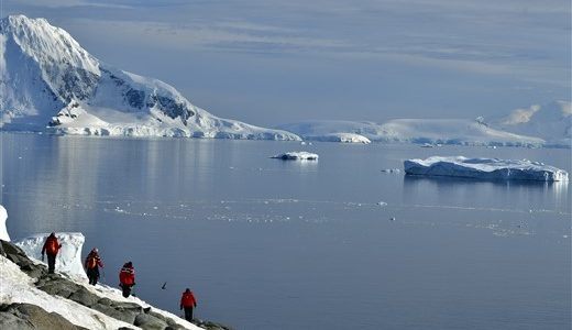Schneebedeckte Berge und Eisschollen Antarktis