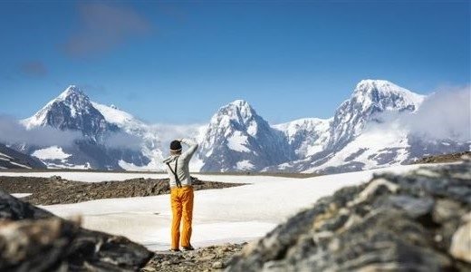 Ein Kreuzfahrt Gast fotografiert die Antarktis Landscape in der Ferne.