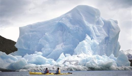 Kajak vor Eisbergen Antarktis