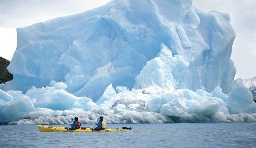 Kayja vor Eisberg Antarktis