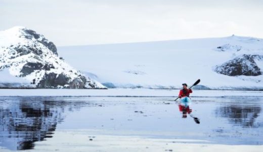 Antarktis Kajak vor schneebedeckten Bergen