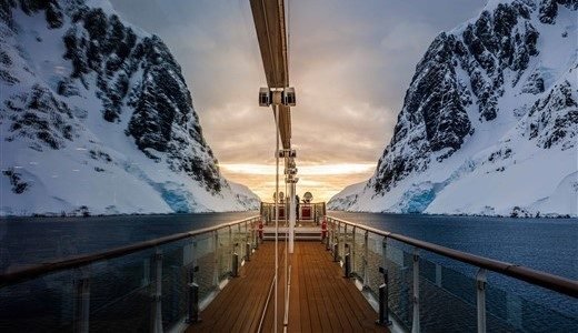 Blick über die Aussichtsplattform in die Sonne im Lemaire Channel.