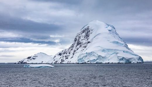 Antarktis Eisschollen und schneebedeckter Berg