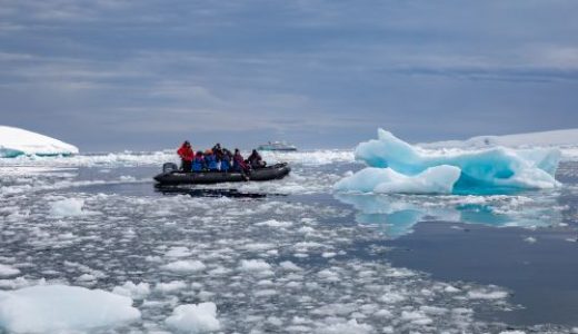 Antarktis Zodiacfahrt zu Eisschollen