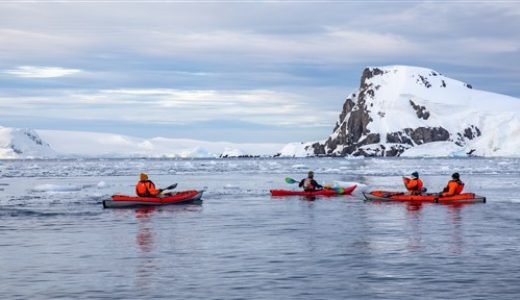 Kayak durch Eisschollen Antarktis