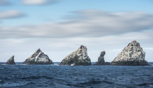 Antarktis mit schneebedeckten Bergen