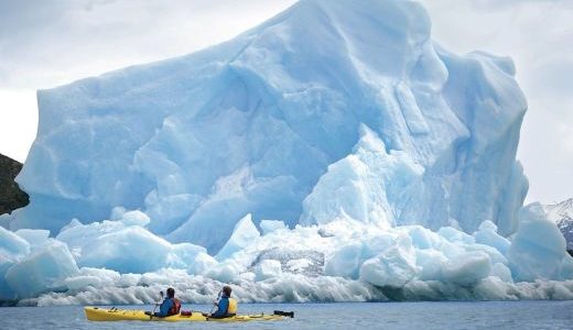 Kajak vor Eisberg Antarktis