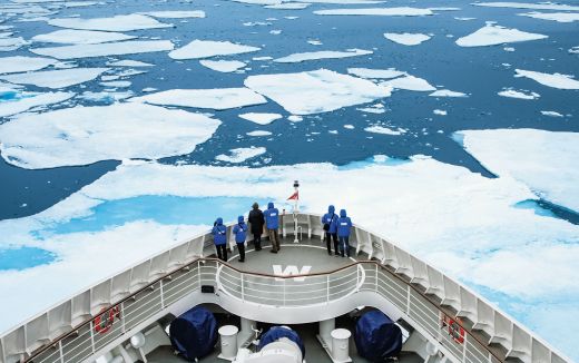 Bug der Hanseatic mit Ausblick auf Eisschollen Antarktis
